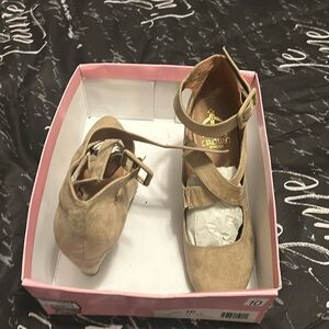 Size 10 taupe laddies heels